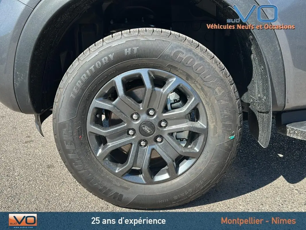 Gros plan sur la roue avant droite du Ford Ranger gris 2025 avec jante alliage 17 pouces et pneu Goodyear.