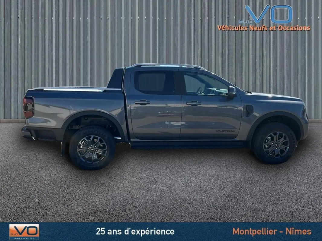 Profil latéral droit du Ford Ranger Wildtrak gris 2025 avec jantes alliage 17 pouces et vitres surteintées.
