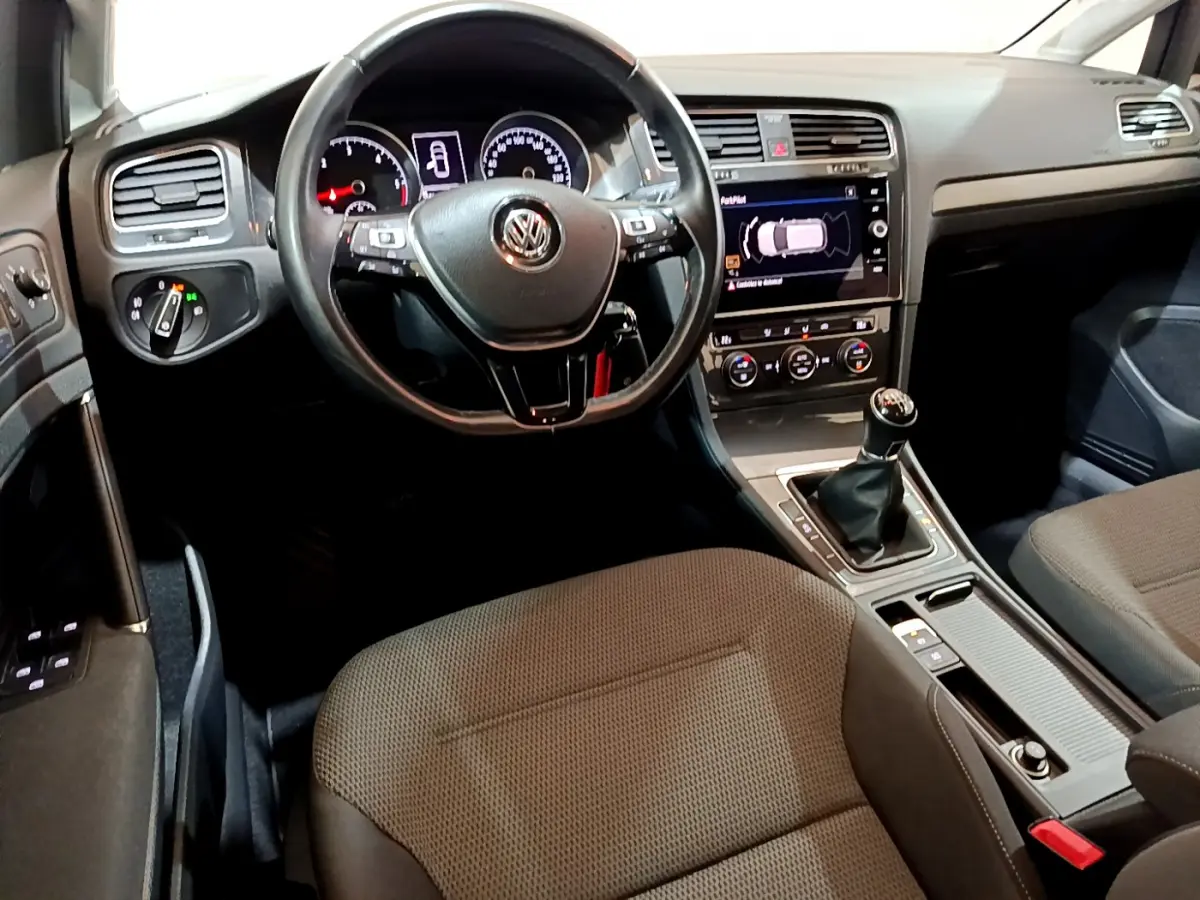 Intérieur avant de la Volkswagen Golf 2018 avec tableau de bord noir, volant cuir multifonctions et boîte manuelle visible