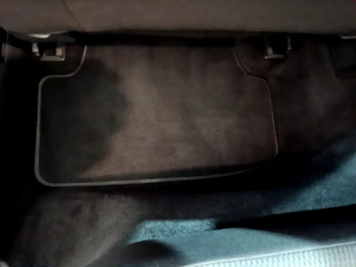 Tapis de sol noir côté passager avant d'une Volkswagen Golf 1.6 TDI 2018, vue rapprochée intérieure.