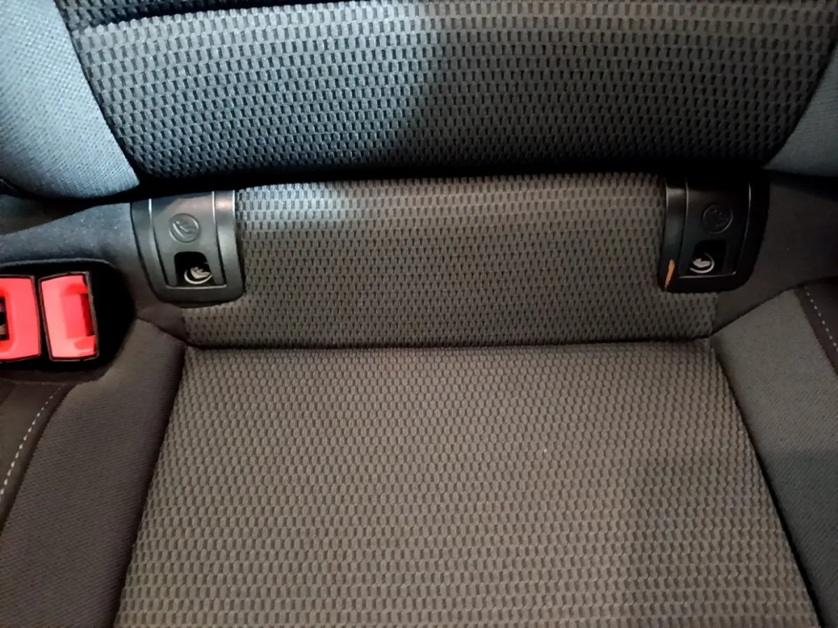 Gros plan sur la banquette arrière grise de la Volkswagen Golf 1.6 TDI 2018 avec attaches Isofix visibles.