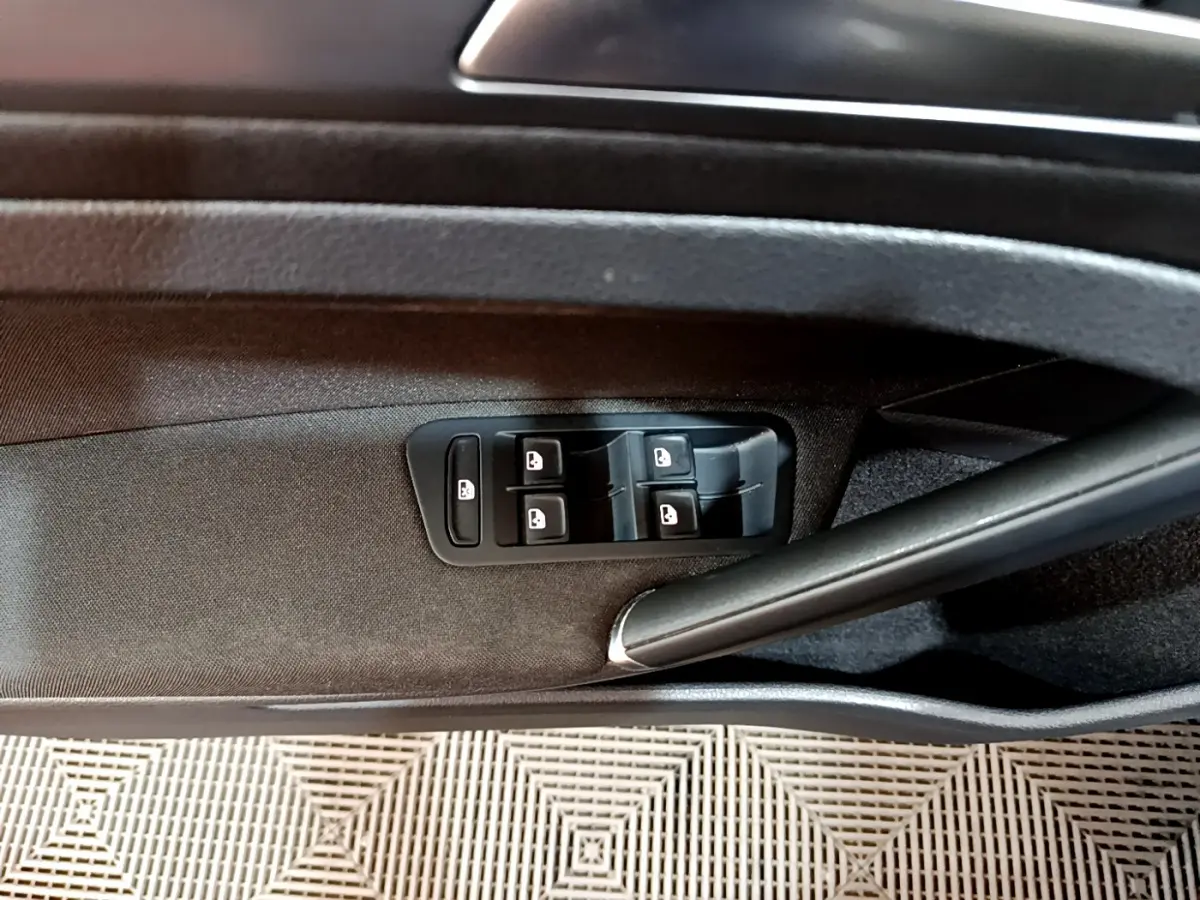 Panneau de porte côté gauche noir avec commandes des vitres électriques sur Volkswagen Golf 2018.