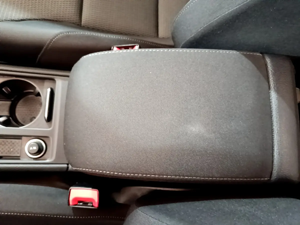 Accoudoir central noir et console avant avec porte-gobelets à l'intérieur d'une Volkswagen Golf 2018