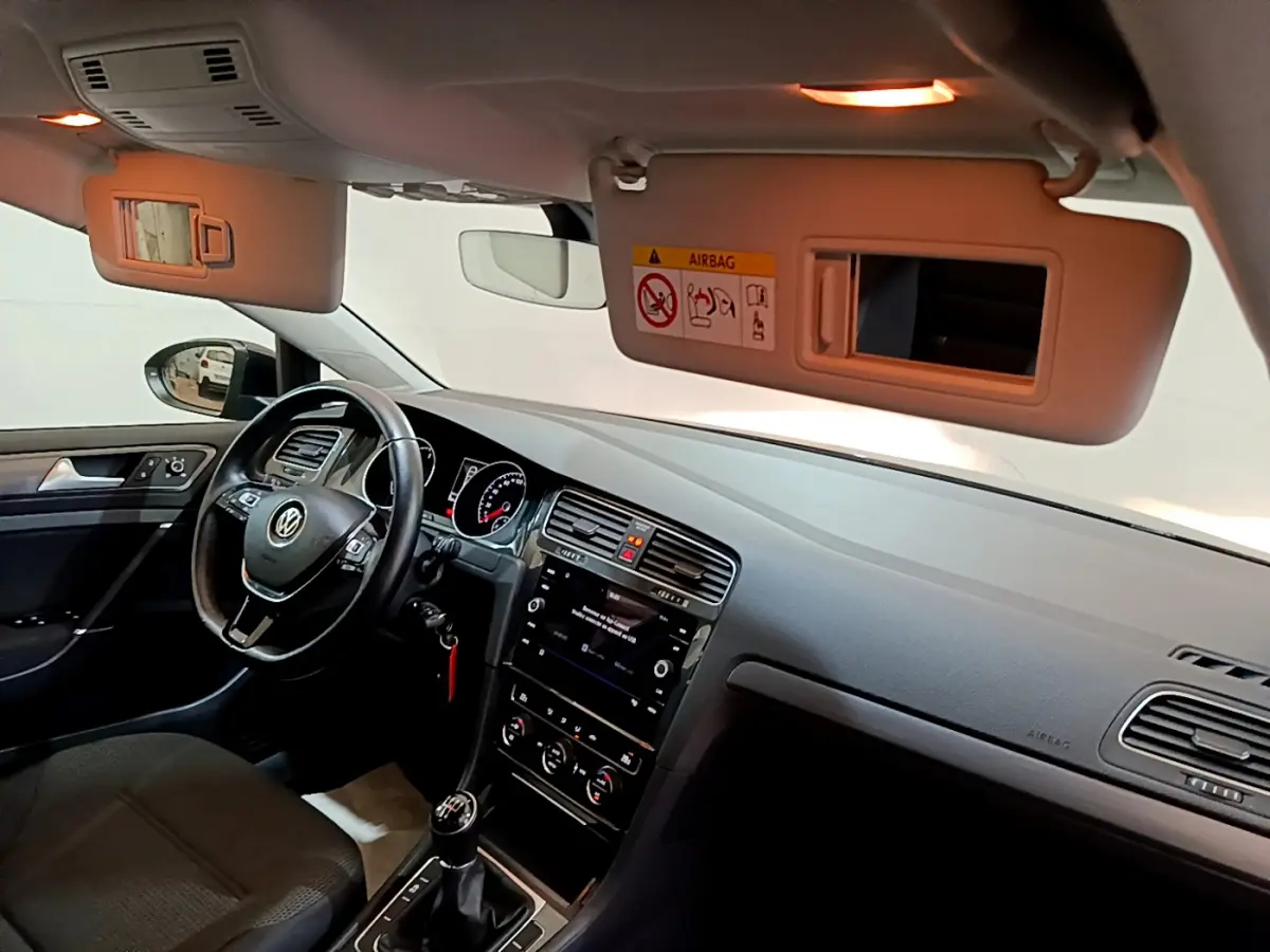 Intérieur de la Volkswagen Golf 1.6 TDI 2018 vu côté conducteur, volant cuir et tableau de bord avec écran tactile.