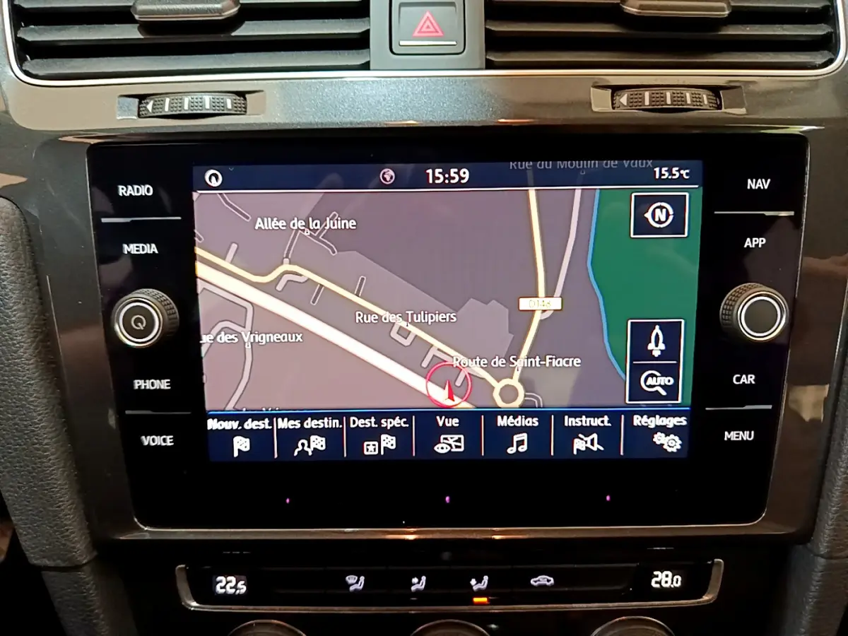 Écran tactile central affichant la navigation GPS dans l'habitacle d'une Volkswagen Golf noire de 2018.