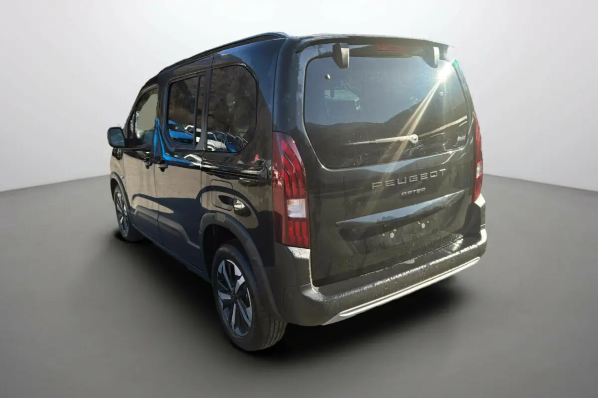 Vue 3/4 arrière droite du Peugeot Rifter noir Perla Nera avec vitres surteintées et jantes alu 17 pouces.
