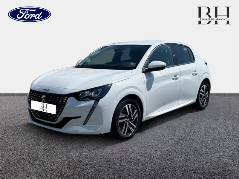 Peugeot 208 blanc banquise vue 3/4 avant droit, avec calandre noire et jantes alliage distinctives.