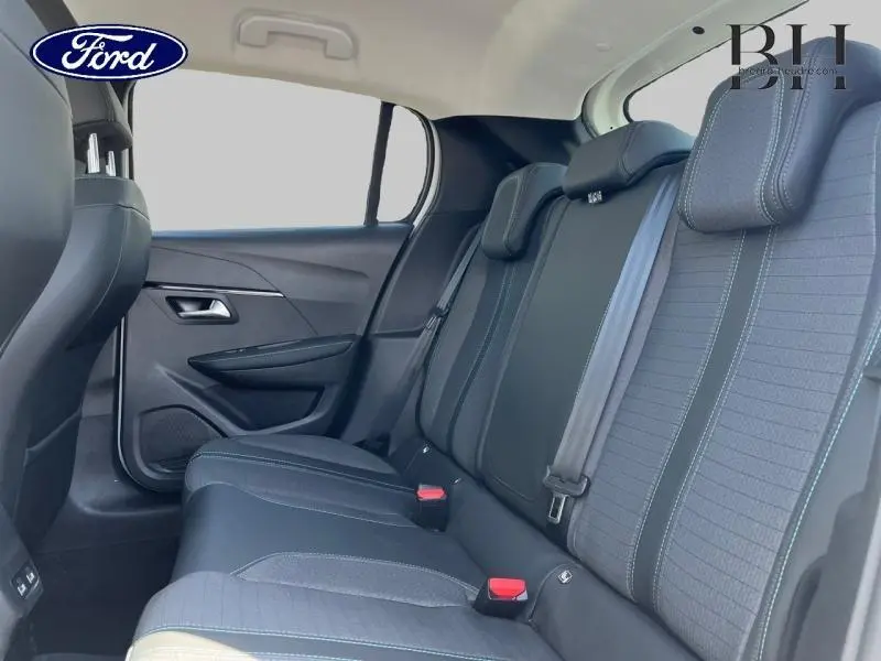 Vue intérieure du siège arrière droit d'une Peugeot 208 1.5 BlueHDi 2021 avec sellerie noire et ceintures grises.