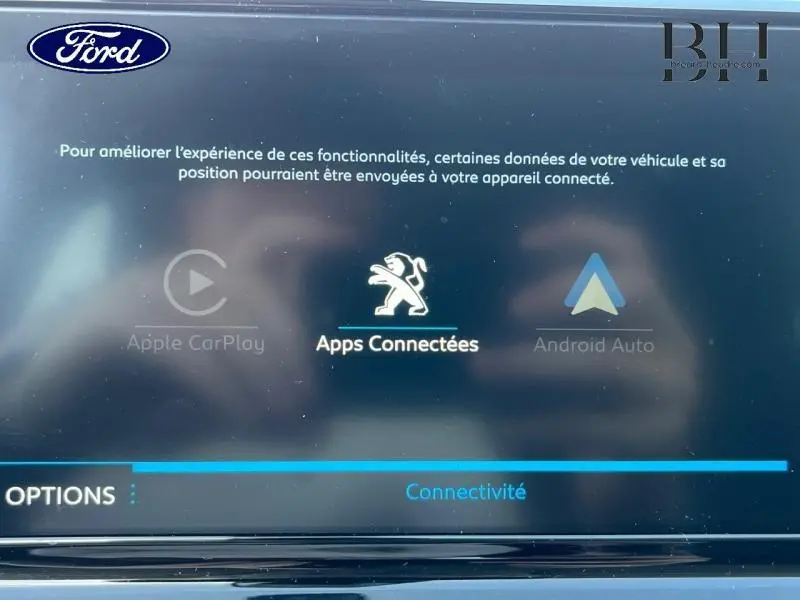 Écran tactile du système multimédia Peugeot 208 blanc Banquise, affichant les options Apple CarPlay, Apps Connectées et Android Auto.
