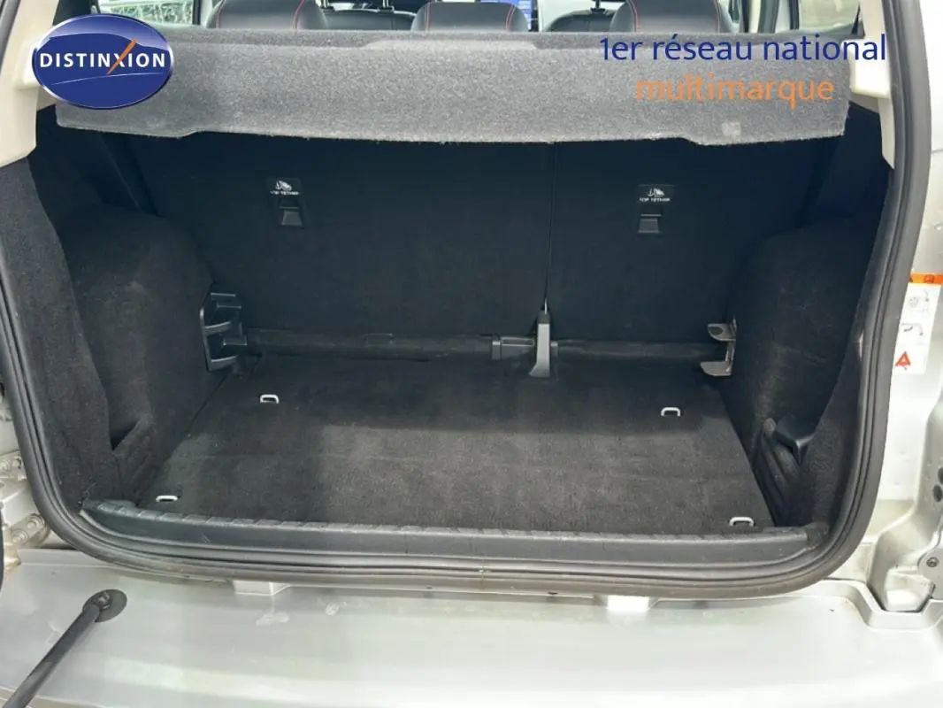 Coffre ouvert du Ford EcoSport gris clair 2018, montrant l’espace de rangement intérieur vide.