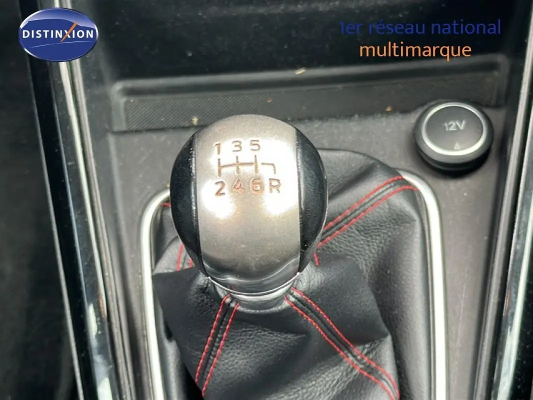 Le levier de vitesses manuel du Ford EcoSport gris clair, avec coutures rouges et prise 12V visible.