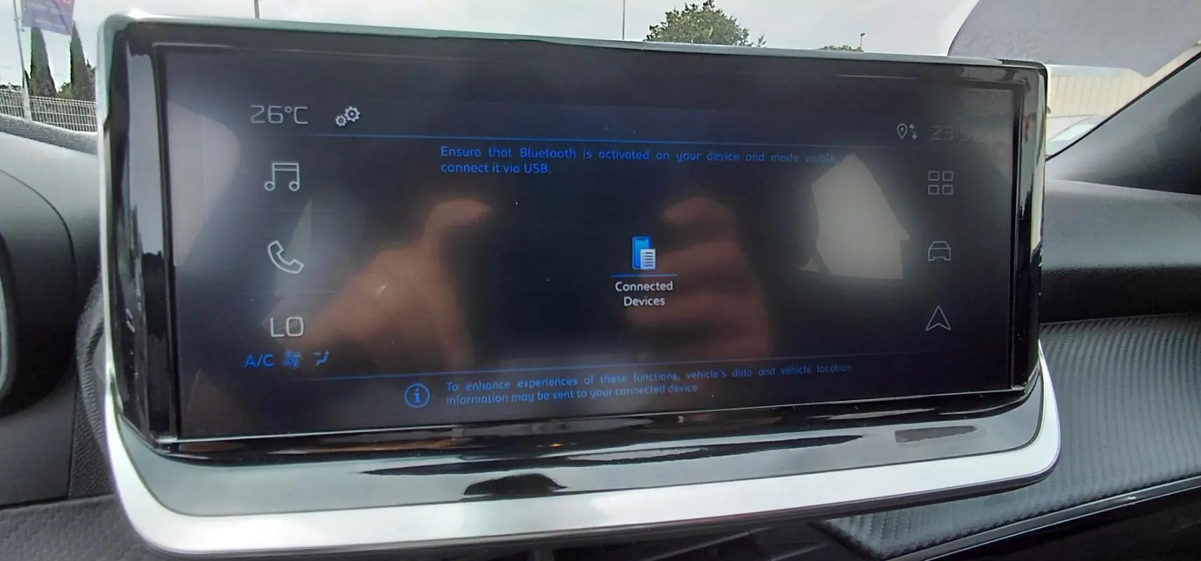 Écran tactile central du tableau de bord du Peugeot 2008 Hybrid 145 noir, affichant la connexion Bluetooth.