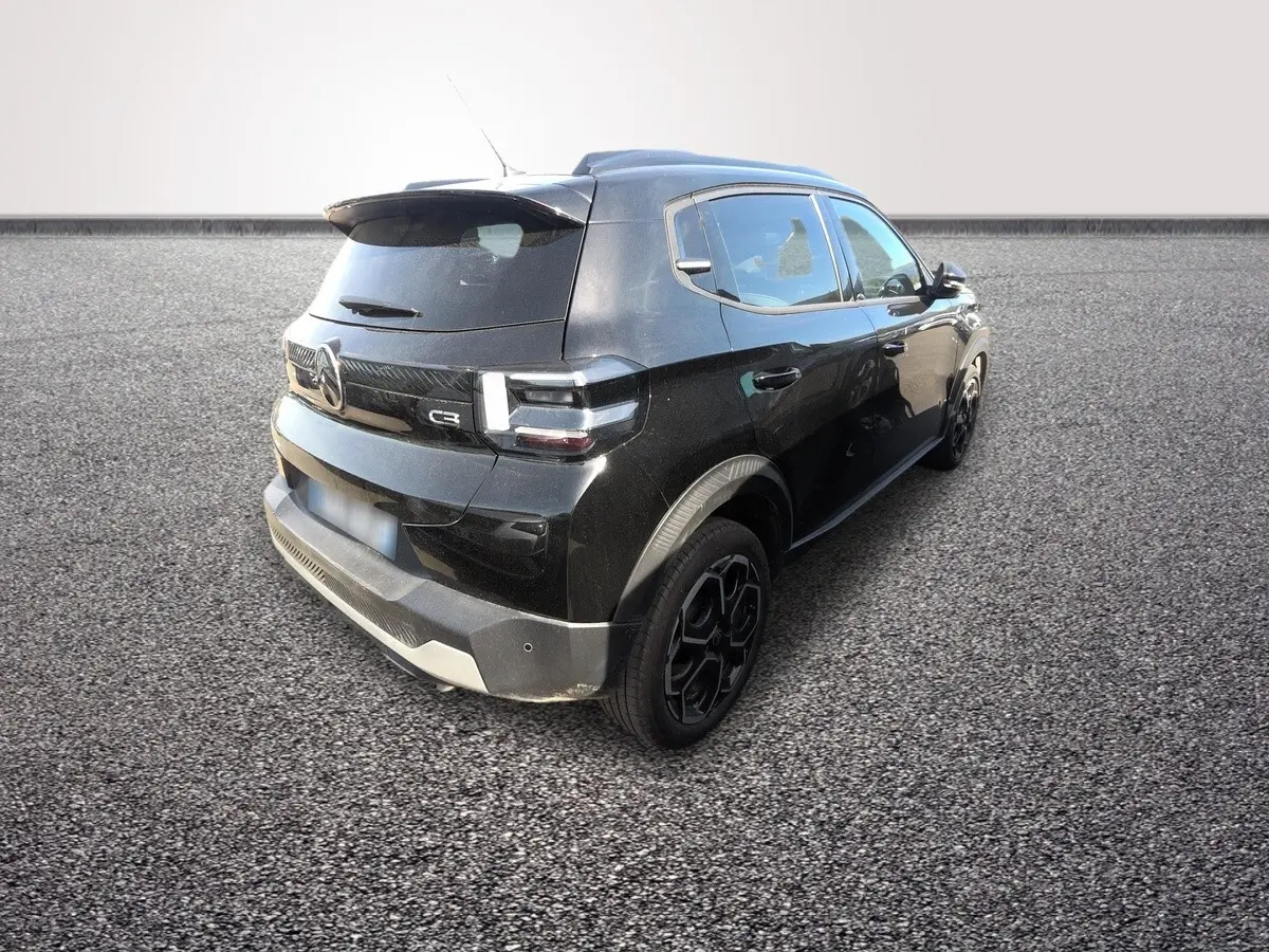 Citroën C3 Turbo 100 BVM6 noir vue 3/4 arrière droit sur sol gris, avec feux arrière LED et jantes noires.
