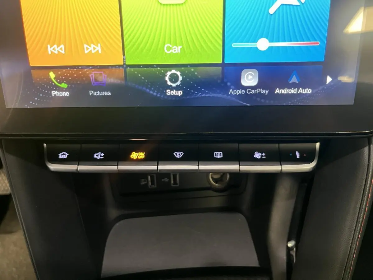 Gros plan sur la console centrale tactile et les commandes de climatisation du MG ZS rouge 2022.
