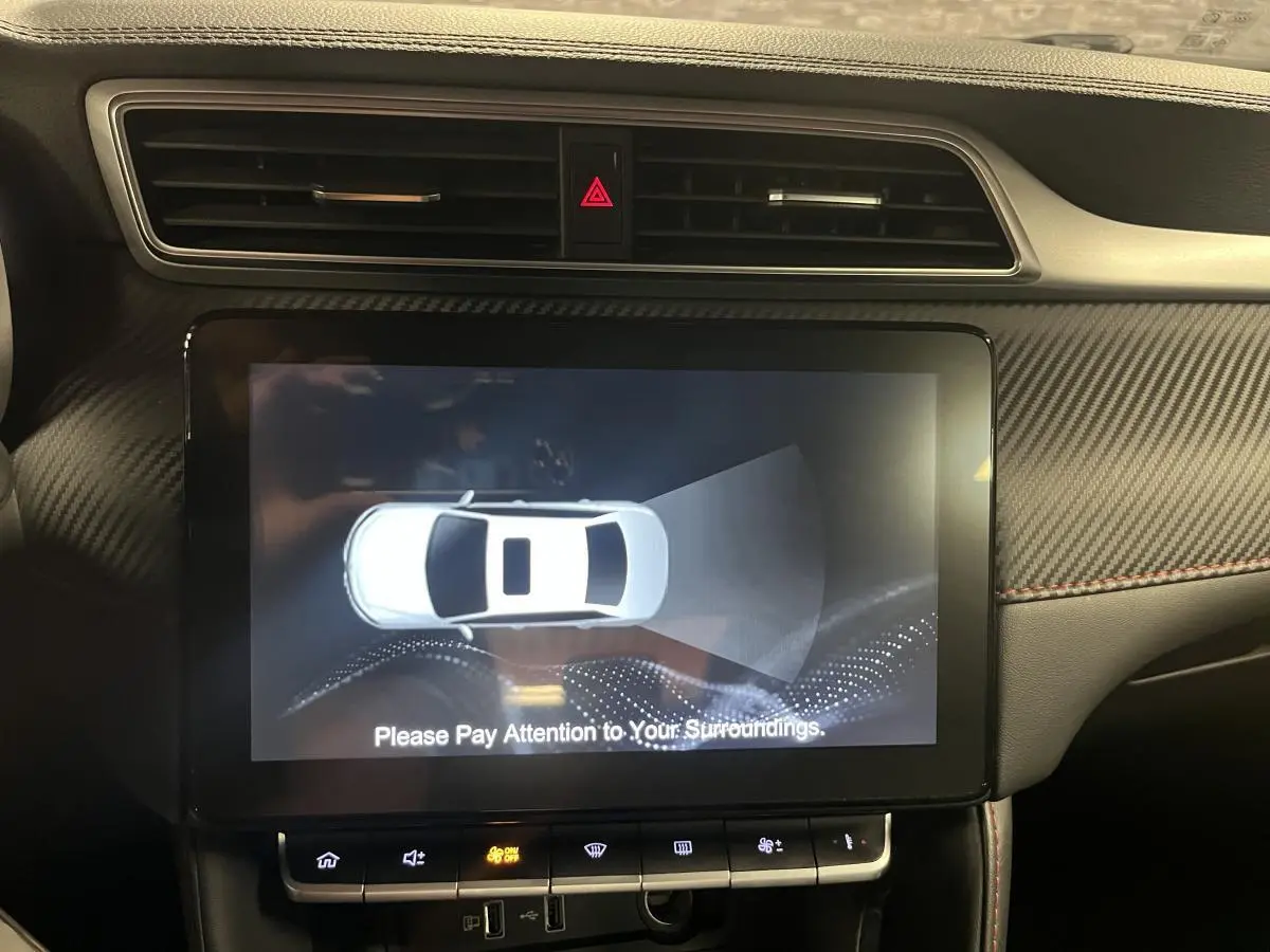 Écran tactile central du tableau de bord du MG ZS 2022 affichant l'alerte de surveillance des alentours.