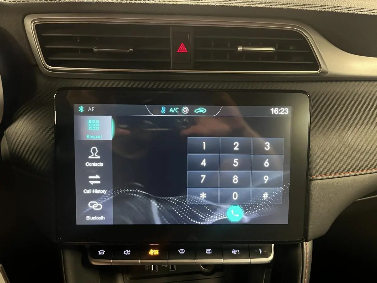 Écran tactile central du tableau de bord du MG ZS 2022 avec interface Bluetooth et finition carbone noire.
