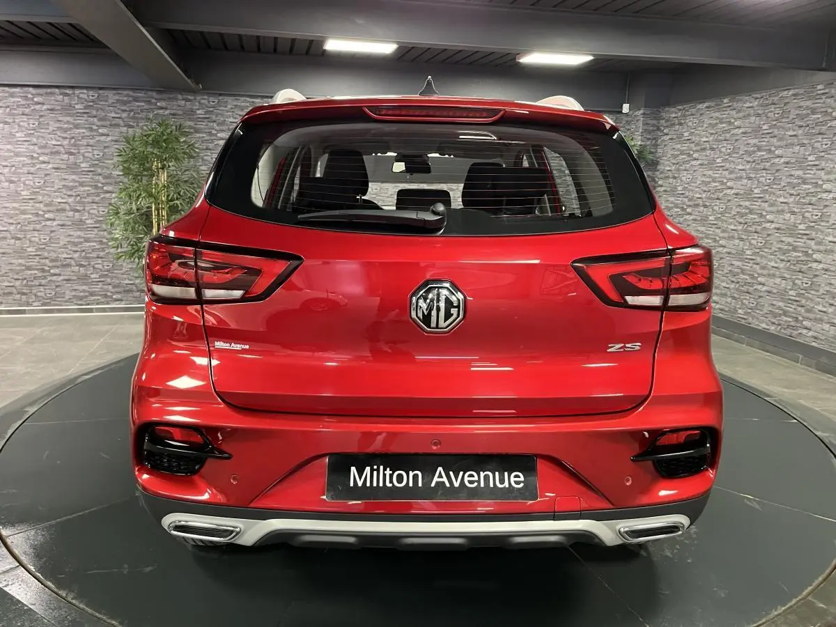 Vue arrière d’un MG ZS rouge métallisé 2022 avec feux LED et double sortie d’échappement intégrée.
