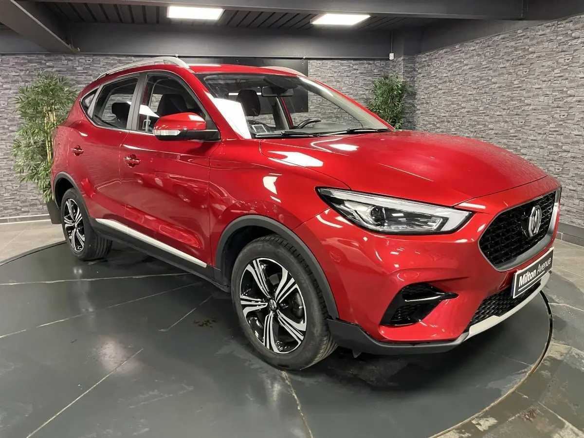 MG ZS rouge métallisé vu en 3/4 avant droit, avec jantes alliage 17 pouces Typhoon et calandre noire.