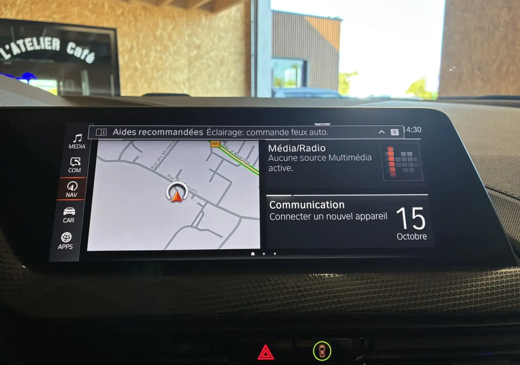 Écran multimédia de la BMW Série 1 118i Edition Sport 2023 affichant la navigation et les options de communication.