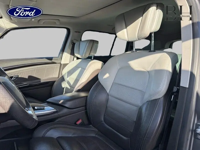 Intérieur montrant les sièges avant en cuir bicolore gris et noir d'un Renault Espace 2016, vue côté conducteur.