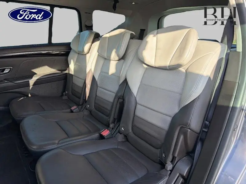 Vue latérale des trois sièges individuels arrière en cuir bicolore clair et foncé dans un Renault Espace gris Cassiopée 2016