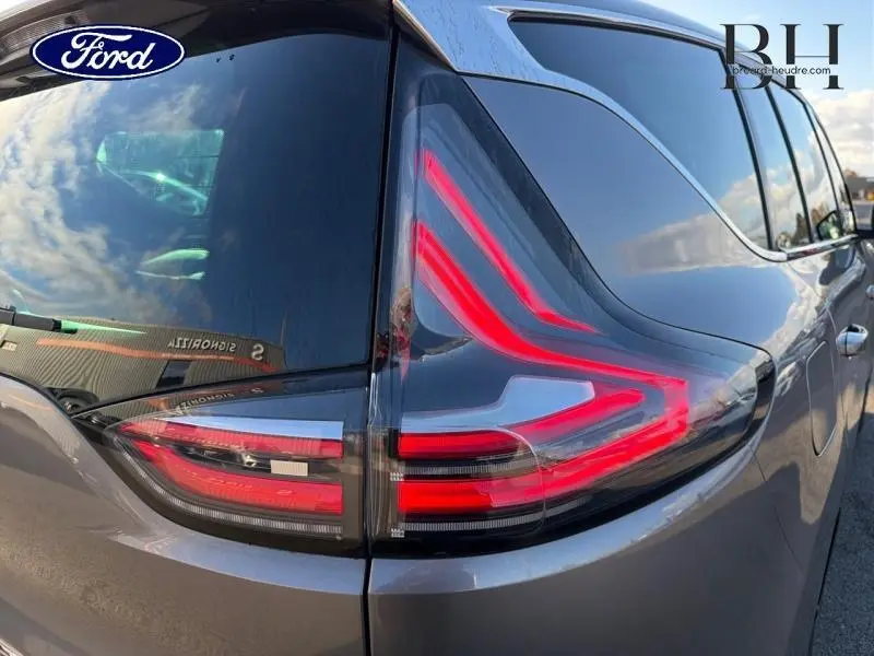 Gros plan sur le feu arrière droit rouge vif du Renault Espace gris Cassiopée, soulignant sa forme moderne et anguleuse.