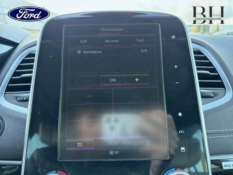 Écran tactile de la climatisation d'un Renault Espace gris Cassiopée, vue rapprochée du tableau de bord central.