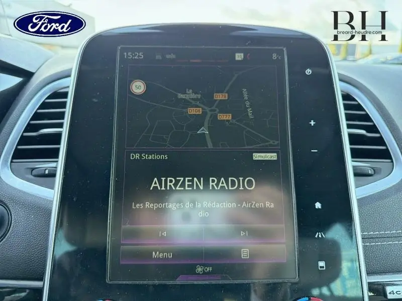 Écran tactile central affichant la radio et GPS dans l'habitacle d'un Renault Espace gris Cassiopée, vue frontale rapprochée.