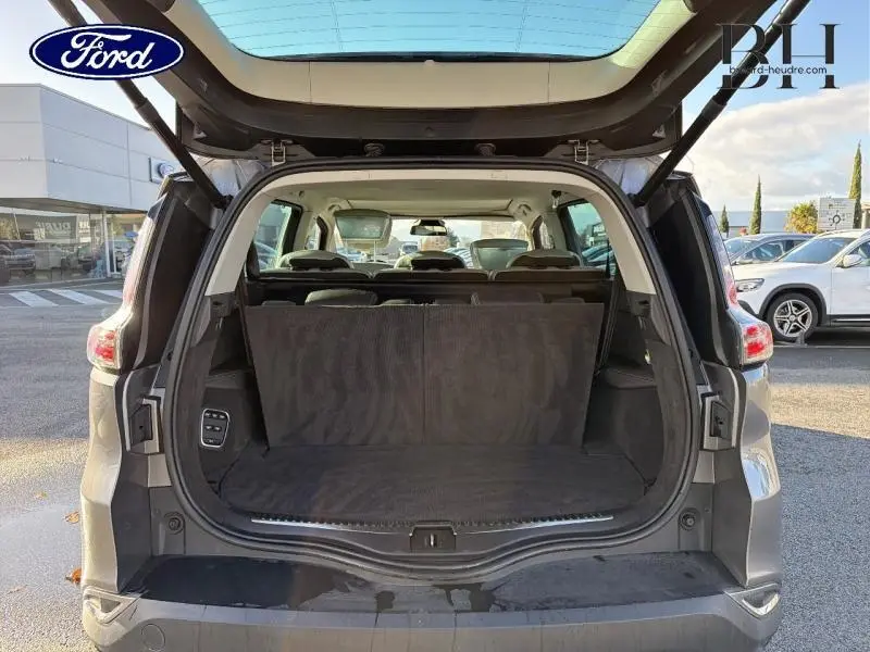 Coffre ouvert vue arrière d'un Renault Espace gris Cassiopée, montrant les sièges arrière et le hayon relevé.