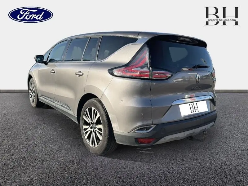 Vue 3/4 arrière droite d'un Renault Espace gris Cassiopée avec feux arrière LED et jantes alliage.