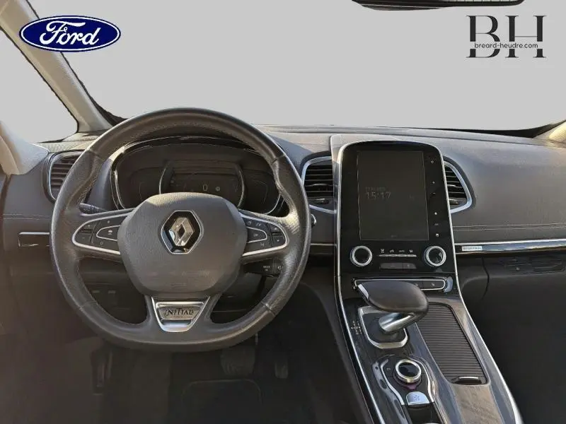 Vue intérieure du tableau de bord et volant cuir noir d'une Renault Espace Initiale Paris 2016 avec écran tactile vertical et levier de boîte auto.