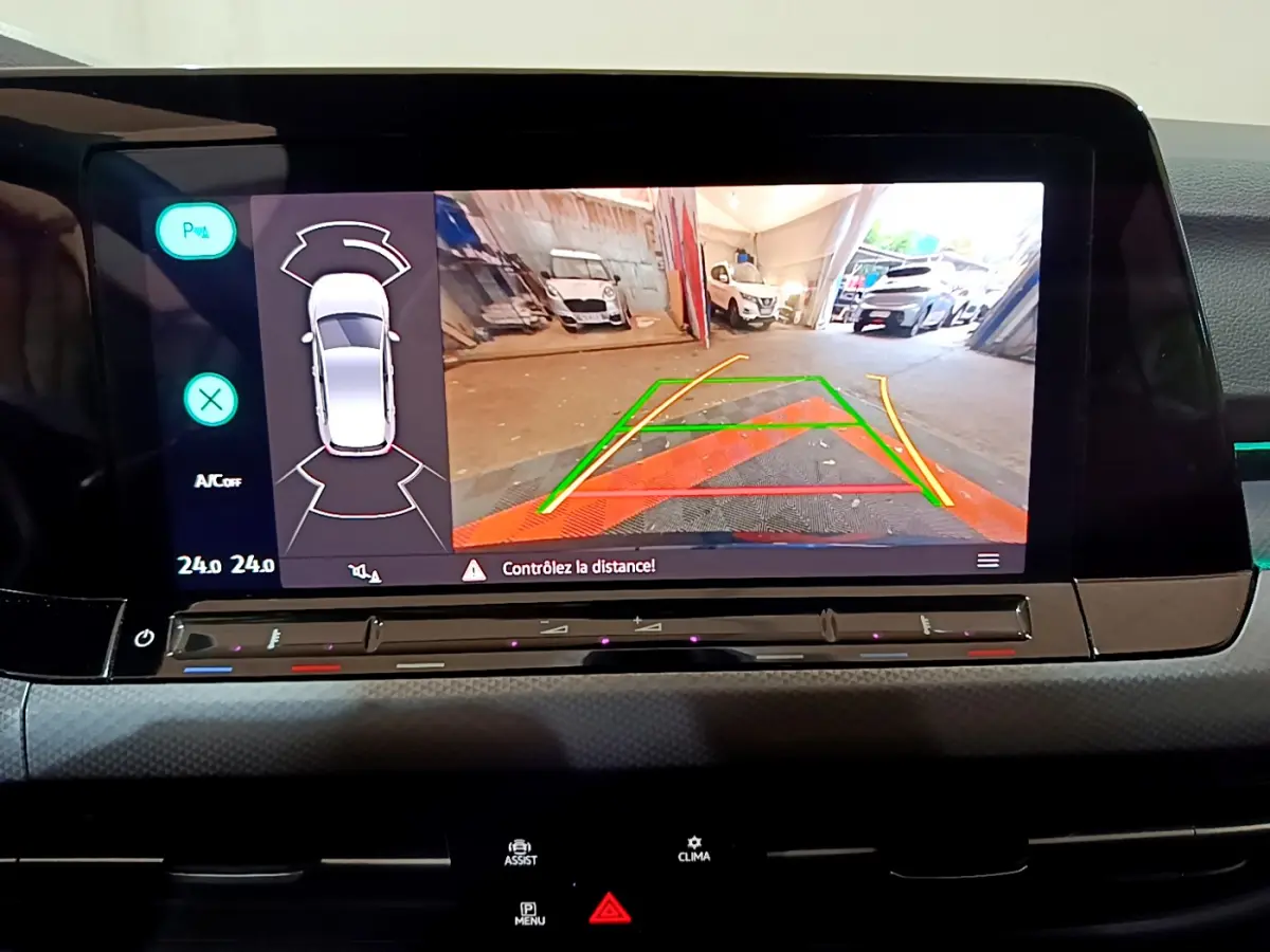 Écran tactile central de Volkswagen Golf 2022 affichant la caméra de recul avec guidage et capteurs de stationnement.