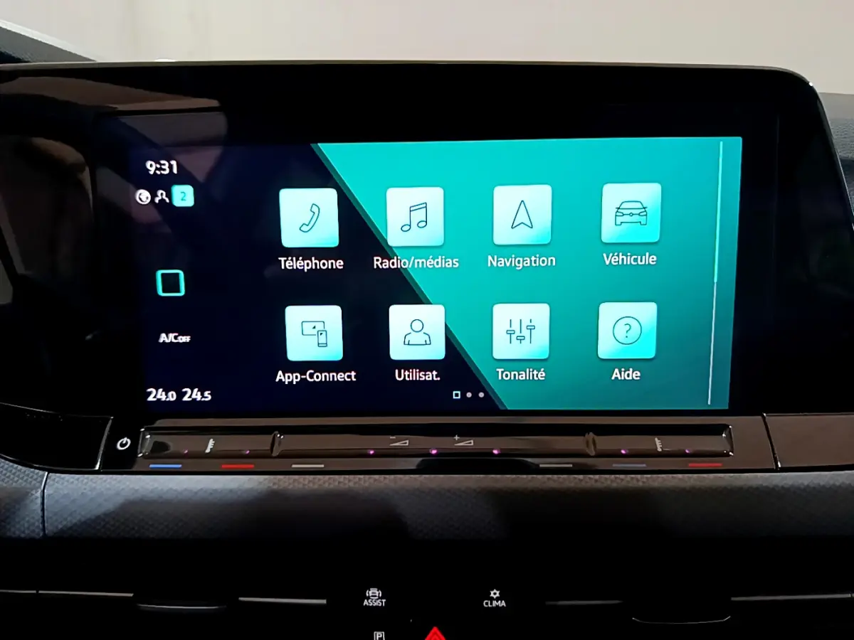 Écran tactile central de la Volkswagen Golf 1.0 TSI Active 2022 affichant les menus téléphone, navigation et véhicule.