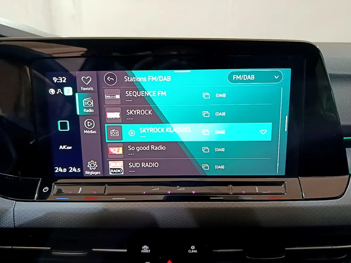 Écran tactile central de la Volkswagen Golf 1.0 TSI Active 2022 affichant les stations FM/DAB en intérieur noir.