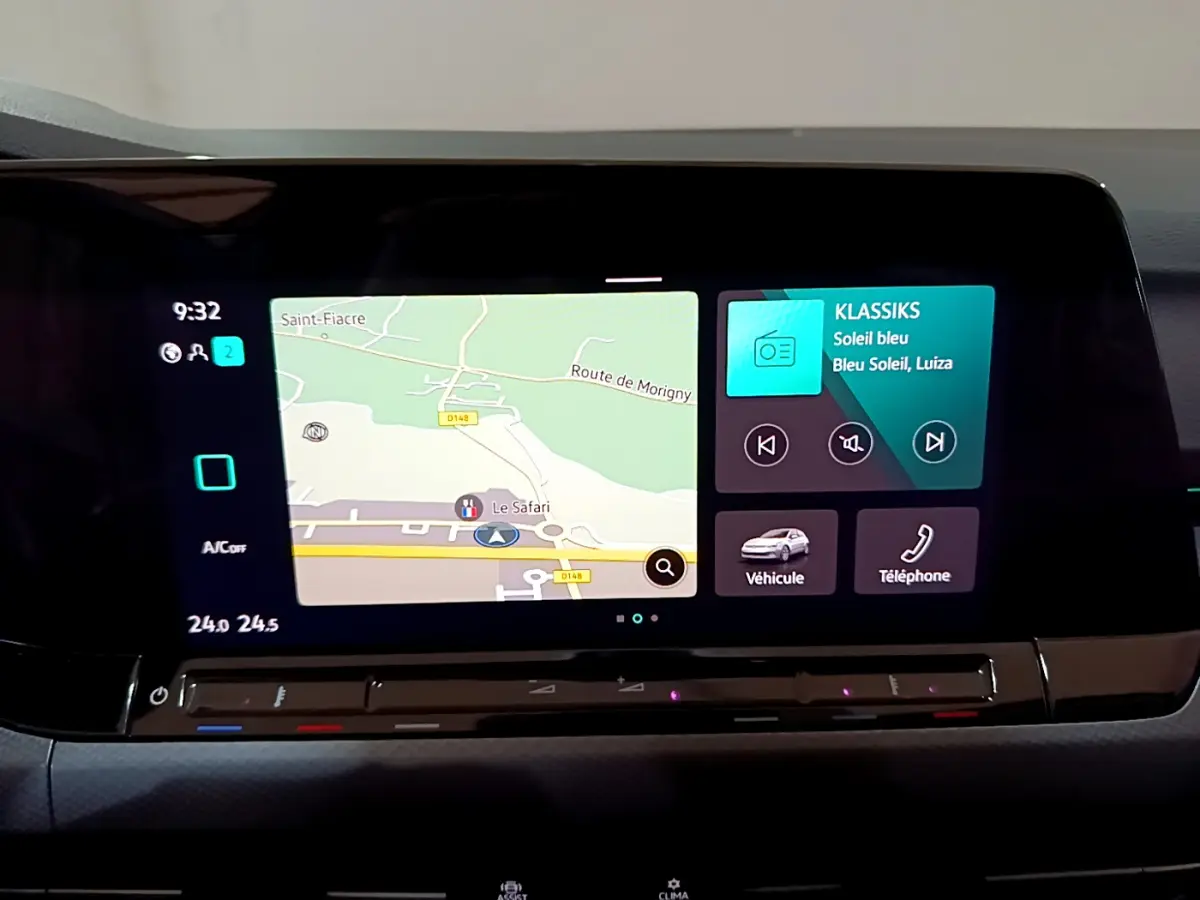 Écran tactile central de la Volkswagen Golf 2022 affichant navigation et interface multimédia.
