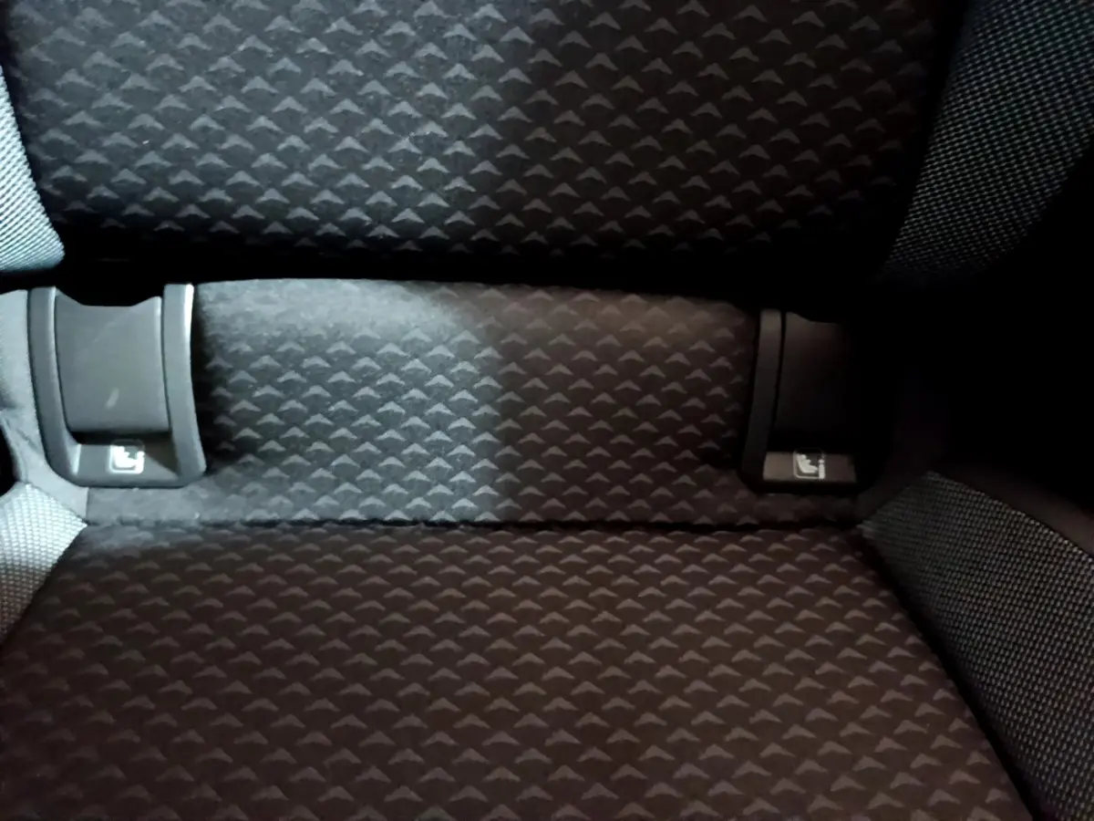 Gros plan sur la banquette arrière noire à motifs triangulaires du Volkswagen Golf 1.0 TSI 2022.