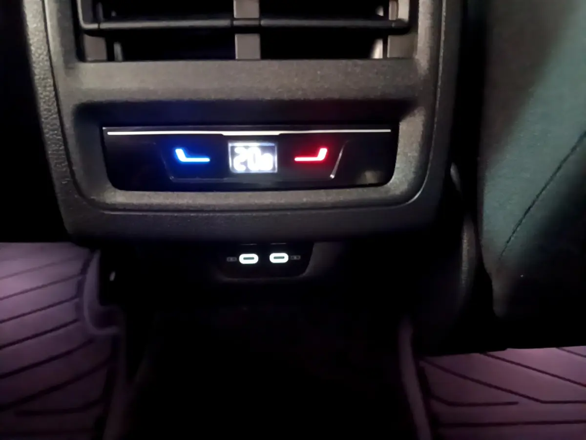 Détail de la commande de climatisation arrière avec affichage digital et ports USB-C dans une Volkswagen Golf bleue 2022