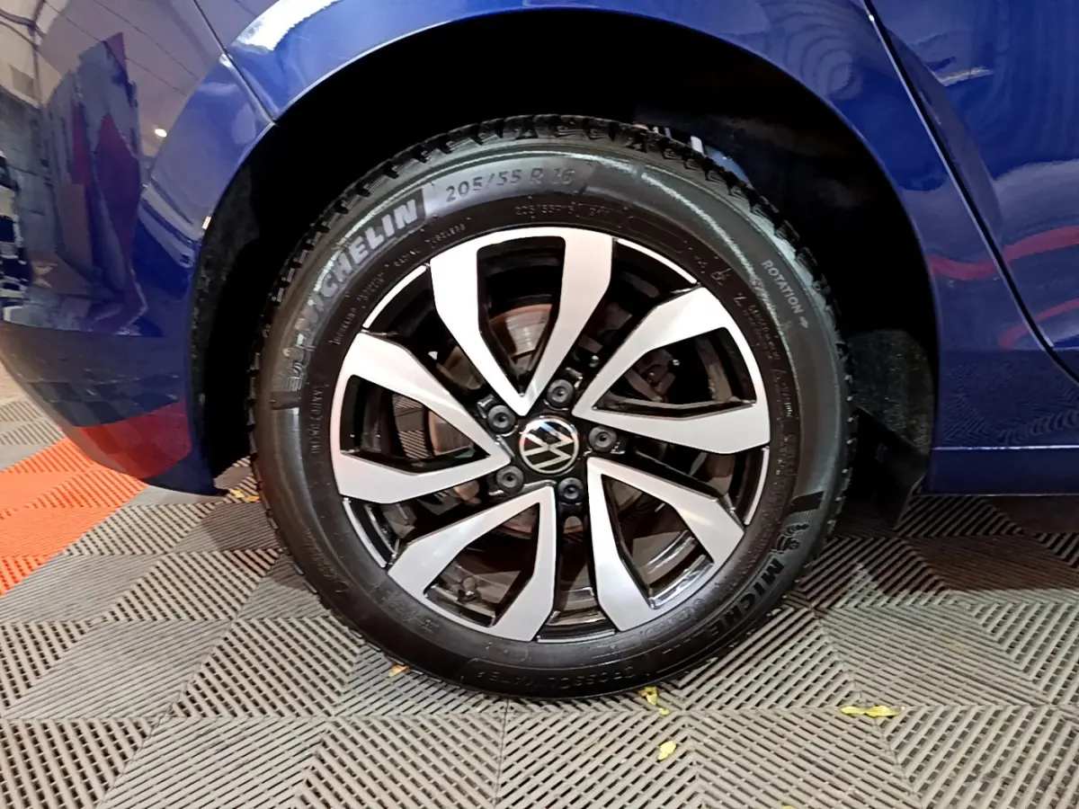 Gros plan sur la roue arrière droite d'une Volkswagen Golf bleu 2022 avec jante alliage et pneu Michelin.