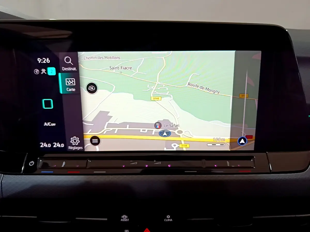 Écran tactile central du tableau de bord de la Volkswagen Golf 1.0 TSI Active 2022 affichant la navigation GPS.