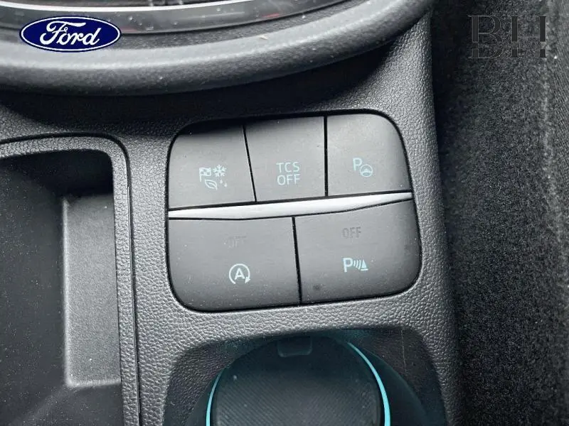 Gros plan sur les boutons de commande du Ford Puma 2023 gris Solar Métallisé, avec fonctions TCS, parking et auto start/stop.