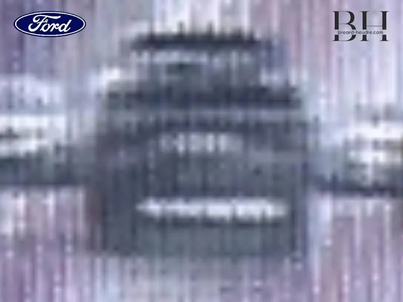 Vue avant d'une Ford Puma 2023 gris Solar métallisé, mettant en valeur sa calandre distinctive et ses phares LED fins.