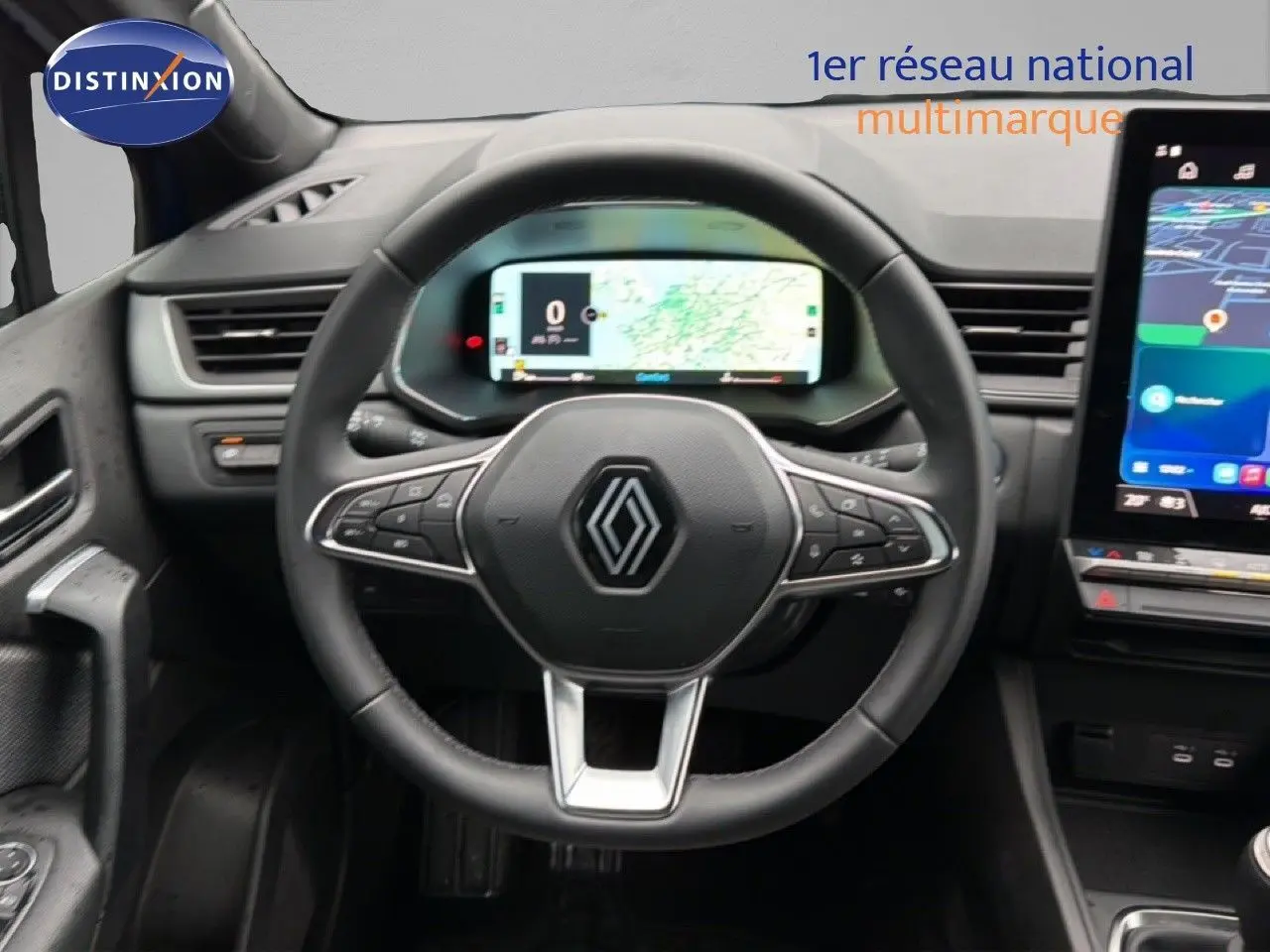 Vue frontale du volant et du tableau de bord numérique du Renault Captur 2025 avec écran tactile et commandes intégrées.