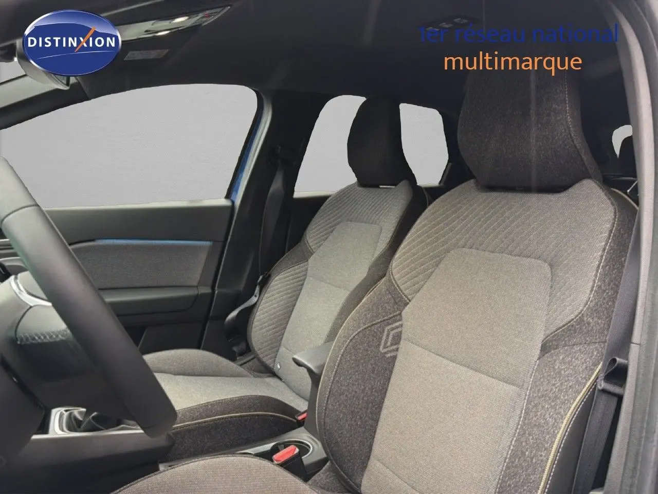 Vue intérieure des sièges avant en tissu noir et gris du Renault Captur 2025, version 1.0 ECO-G 100CH TECHNO.