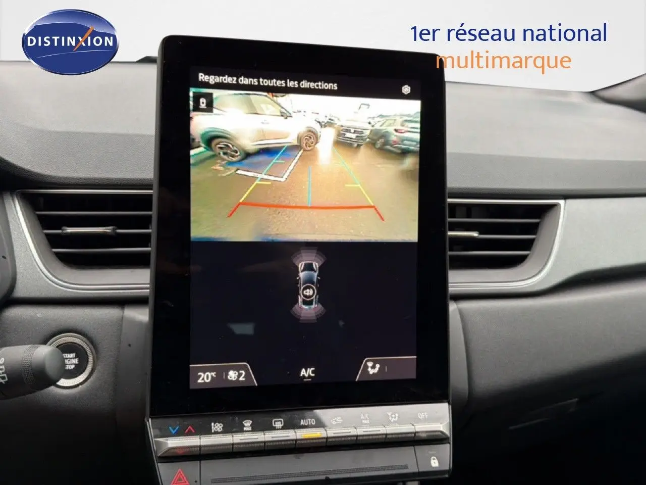 Écran central tactile du Renault Captur 2025 affichant la caméra de recul et les commandes de climatisation.