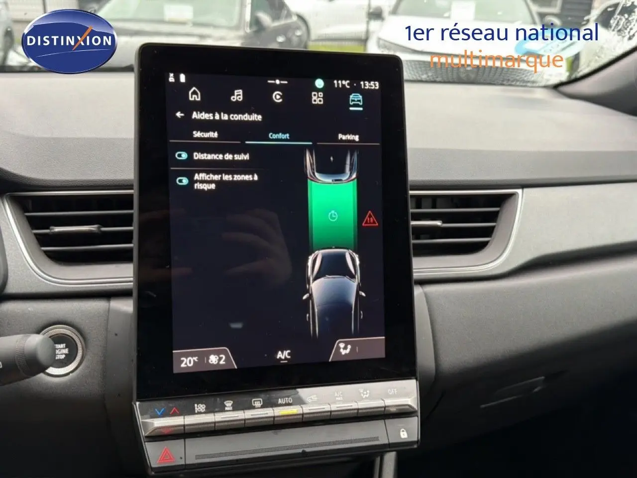 Vue intérieure centrée sur l'écran tactile du tableau de bord du Renault Captur bleu Iron Metal 2025.