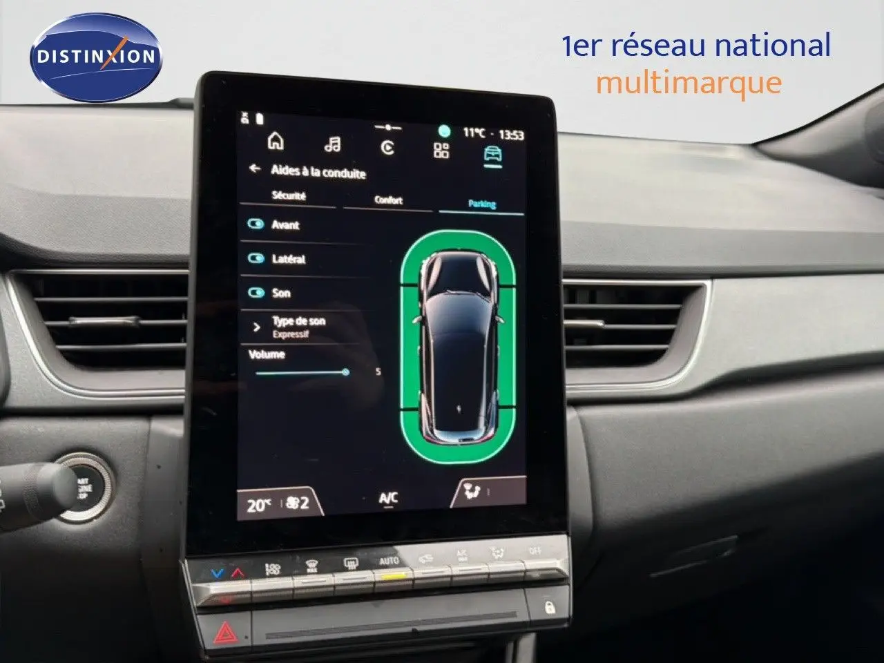 Vue intérieure du tableau de bord du Renault Captur 2025 avec écran tactile affichant les aides à la conduite.