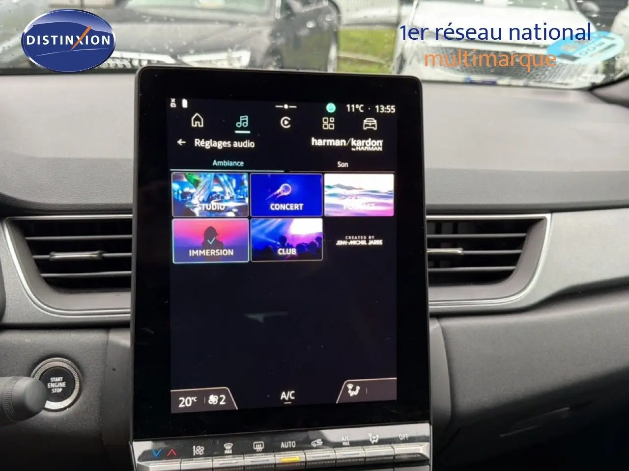 Écran tactile central du tableau de bord du Renault Captur 2025 affichant les réglages audio Harman Kardon.