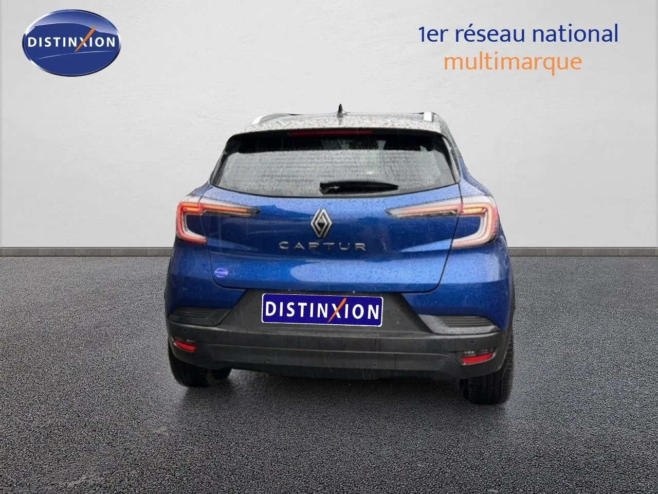 Vue arrière du Renault Captur 2025 bleu Iron Metal avec feux LED et plaque Distinxion visible.