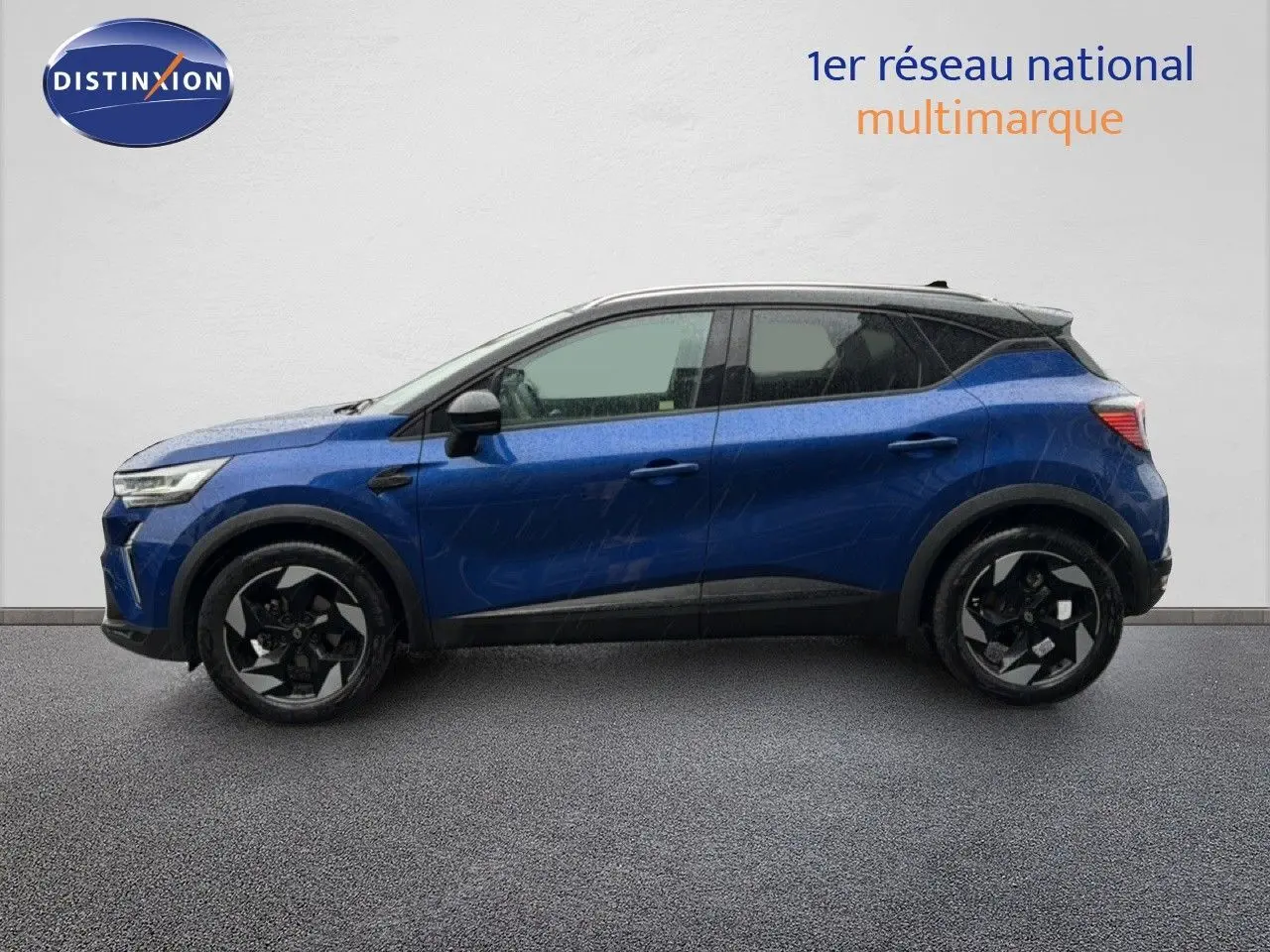 Profil gauche du Renault Captur 1.0 ECO-G 100ch TECHNO bleu Iron Metal avec jantes noires et toit noir contrasté.