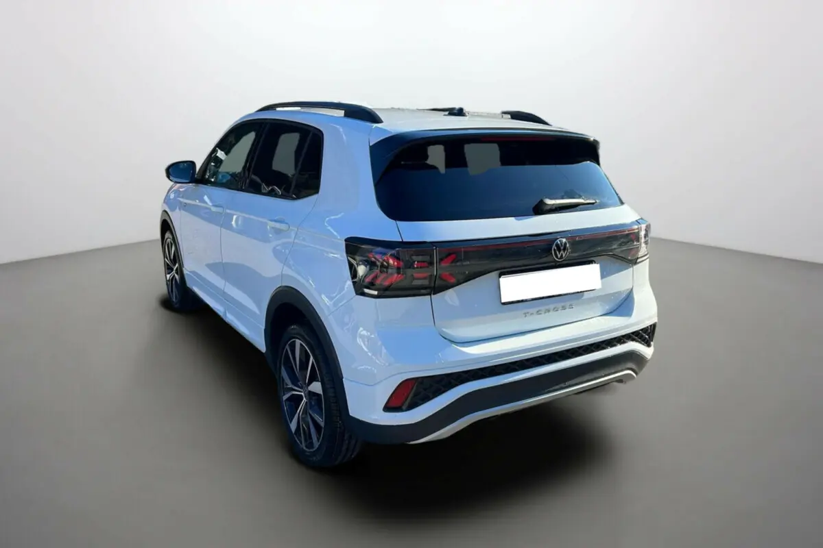 Volkswagen T-Cross blanc pur en 3/4 arrière droit avec feux arrière LED et jantes alu 18 pouces.